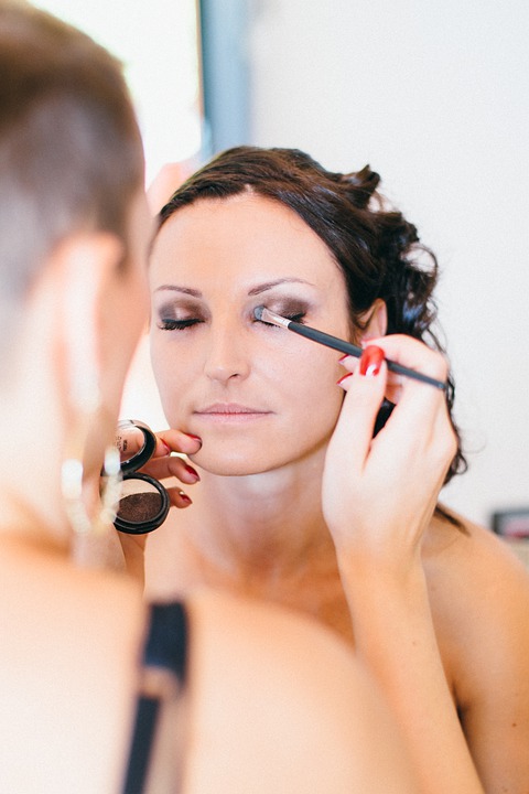 4 sencillos pasos para un look de maquillaje de verano naturalmente radiante